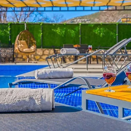 Vila Ortac 1 Doga Icerisinde, Korunakli Kaş