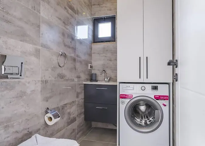 Ortac 1 Doga Icerisinde, Korunakli Βίλα